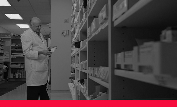 no-lazyload Pharmacist examining a prescription